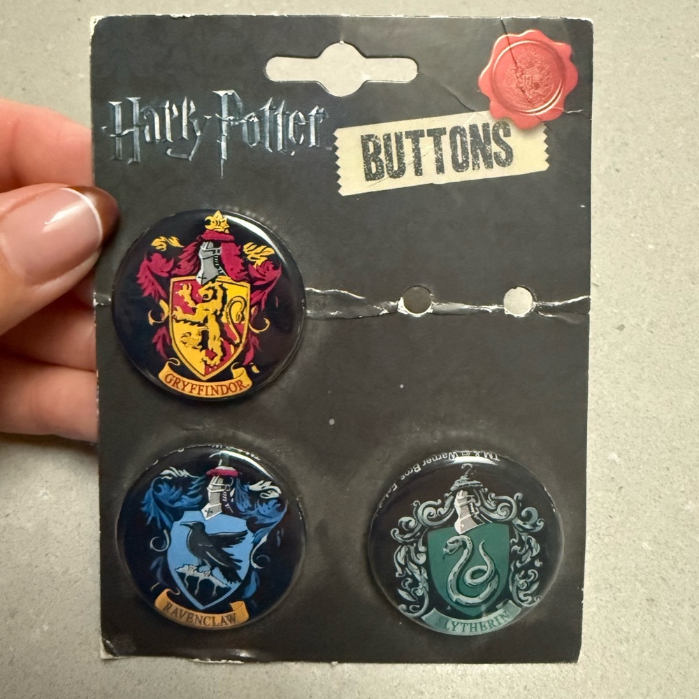 HARRY POTTER HOUSE CREST BUTTONS/BADGES